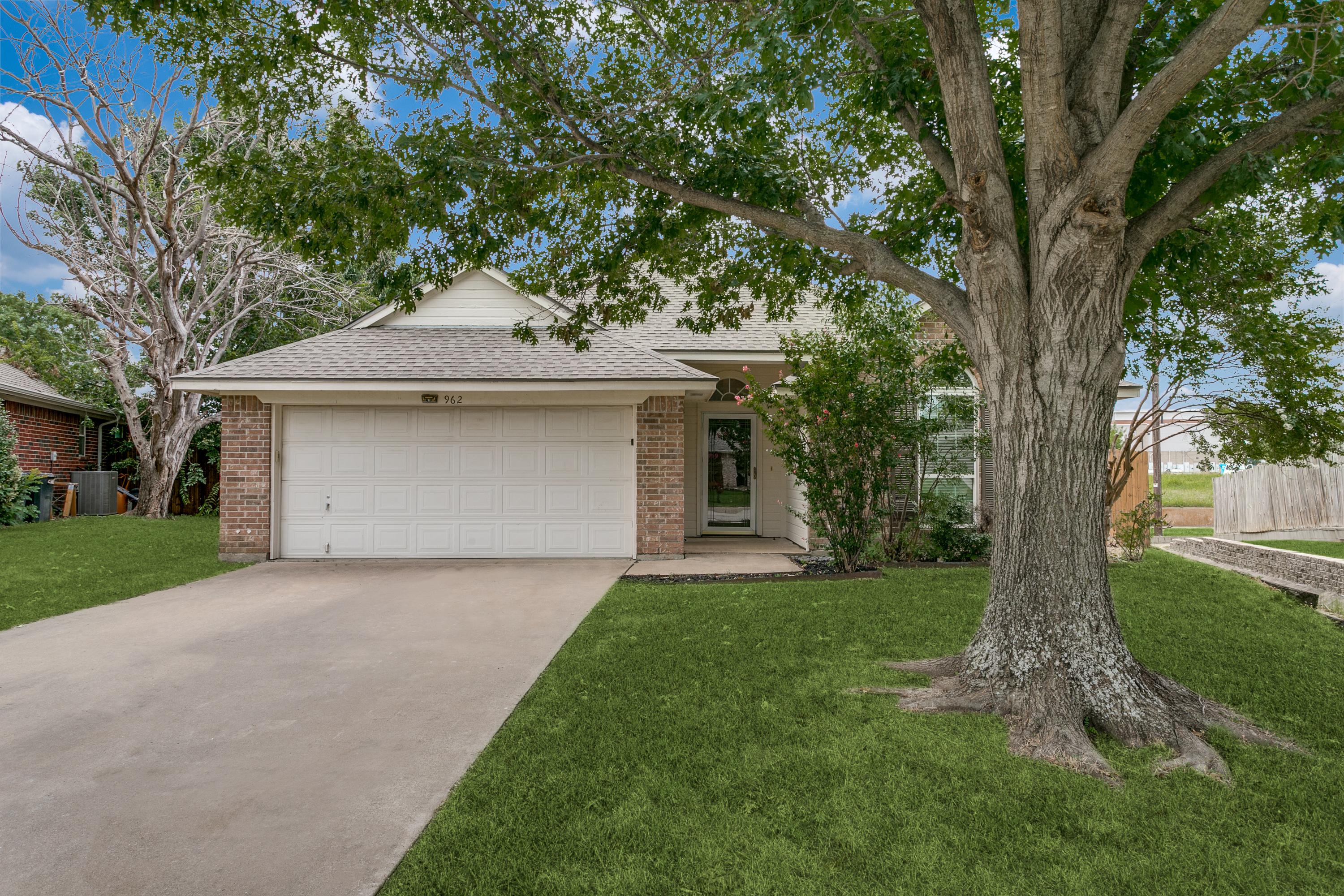 962 Meadow Circle South